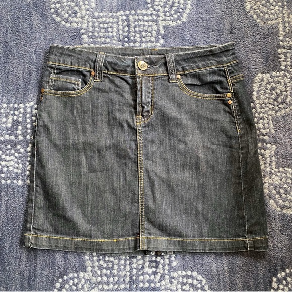 🐚 MISS CAPRI DARK WASH HIGH WAIST MINI SKIRT! - Picture 6 of 11